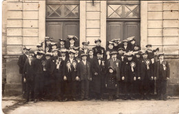 Carte Photo De Jeune Homme élégant ( Des Conscrits  De La Classe 1916 ) Posant Devant Une Maison - Personnes Anonymes