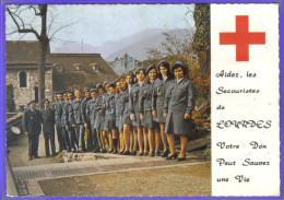 Carte Postale 65. Lourdes Les Secouristes De La Croix Rouge Française  Très Beau Plan - Lourdes