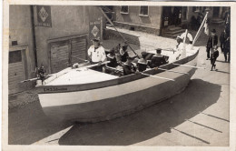Carte Photo De Marin Allemands Défilant Dans Une Barque Pendant Un Défilée Dans La Rue D'un Village En Allemagne - Persone Anonimi