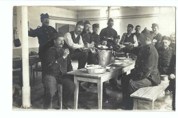 32223 - Carte Photo Militaires Allemands Le Repas 25.05.1915 - Kazerne