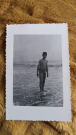 PHOTO JEUNE HOMME GARCON NOMME MAILLOT DE BAIN LOISIRS MER PLAGE JUILLET 1962    FORMAT 7 PAR 10.5 CM - Identifizierten Personen