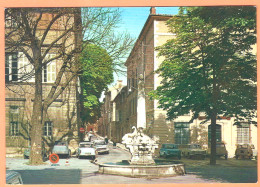 Ppgf/ CPSM Grand Format - BOUCHES DU RHONE - AIX EN PROVENCE - FONTAINE DES QUATRE DAUPHINS - Automobiles - Aix En Provence