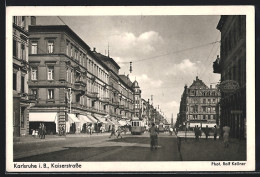 AK Karlsruhe, Kaiserstrasse Mit Passanten Und Strassenbahn  - Karlsruhe
