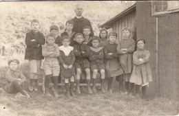 Carte Photo De Jeune Fille Et Jeune Garcon Avec Leurs Maitre A La Campagne Vers 1910 - Personnes Anonymes