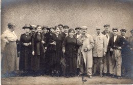 Carte Photo De Femmes élégante , D'homme Dont Un Militaire Francais Posant Dans Une Ville En 1914-18 - Personnes Anonymes