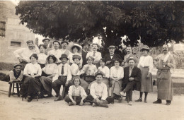 Carte Photo De Femmes élégante , D'hommes Et D'enfant Posant Sous Un Marronnier Dans Un Village Vers 1920 - Anonymous Persons