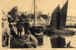 Concarneau Le Bassin Et Place D'armes - Concarneau