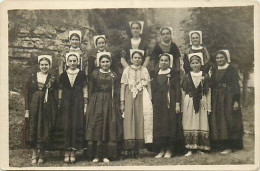 - Dpts Div. -ref-BN460- Charente Maritime - Ile De Ré - Carte Photo Groupe De Femmes - Coiffes - Costumes - Folklore - - Ile De Ré