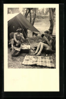 AK Paar Beim Picknick Vor Dem Zelt, Camping  - Scoutisme