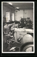 Foto-AK Fabrikarbeiter An Einer Maschine Von Kloppy  - Industrial