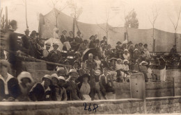 Carte Photo De Femmes élégante Avec Des Hommes Et Des Enfant Assis Sur Une Estrade Dans Un Parc Vers 1910 - Anonymous Persons