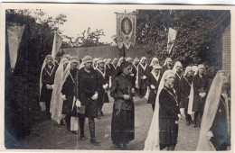 Carte Photo De Jeune Fille Avec Une Femmes Défillant Dans Un Village Pour Une Procession Religieuse En 1929 - Personnes Anonymes
