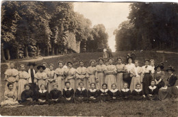 Carte Photo De Jeune Fille élégante Posant Dans Un Parc Vers 1905 - Personas Anónimos