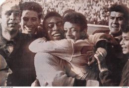 FOOTBALL PELE FELELICITE AMARILDO APRES LA VICTOIRE COUPE DU MONDE CHILI 1962  PHOTO 18X13CM R1 - Deportes