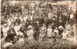 Carte Photo De Femmes , D'hommes Et D'enfant Assis Dans Un Parc Dans Une Ville En 1926 - Personnes Anonymes