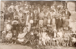 Carte Photo De Femmes élégante , D'enfants Et D'hommes Posant Sur Un Escalier Dans Un Jardin Vers 1920 - Personnes Anonymes