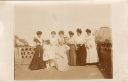 Carte Photo De Femmes élégante Avec Une Petite Fille Posant Sur Leurs Terrasse Vers 1905 - Personnes Anonymes