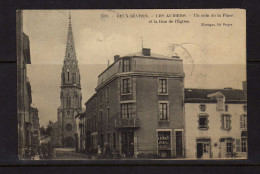 Deux-Sevres - Les Aubiers - Un Coin De La Place Et La Rue De L'Eglise - Sonstige & Ohne Zuordnung