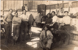 Carte Photo D'homme ( Des Ouvrier ) Posant Dans Leurs Atelier - Anonyme Personen