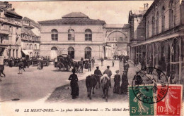 63 - Puy De Dome -  LE MONT DORE - Les Vaches Sur La Place Michel Bertrand - Le Mont Dore