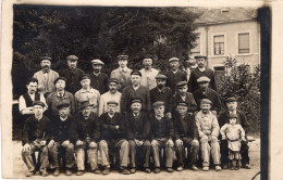 Carte Photo D'homme Avec Une Petite Fille élégante Posant Dans Un Village - Anonyme Personen