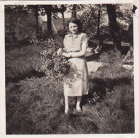 Altes Foto Vintage.Junge Frau Mit Blumenstrauß Um 1952 (  B14  ) - Personnes Anonymes