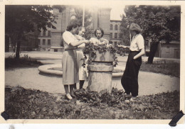 Altes Foto Vintage. Gruppe Junger Frau Um 1952 (  B14  ) - Personnes Anonymes