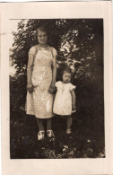 Carte Photo D'une Jeune Fille élégante Avec Une Petite Fille Dans Leurs Jardin - Anonyme Personen