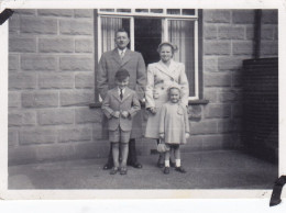 Altes Foto Vintage .Eltern Mit Ihren Kindern Um 1952 (  B14  ) - Anonyme Personen