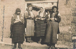 Macédoine - RPPC - Des Femmes Sur Un Pas De Porte - Macedonia Del Norte