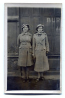Carte Photo De Deux Jeune Fille élégante Posant Devant Un Magasin Dans Une Ville Vers 1930 - Personnes Anonymes