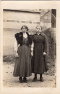 Carte Photo De Deux Jeune Filles élégante Posant Dans La Cour De Leurs Maison - Anonyme Personen