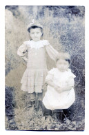 Carte Photo De Deux Petite Filles élégante Posant Dans Leurs Jardin En 1908 - Personnes Anonymes