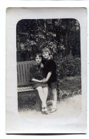 Carte Photo De Deux Petite Fille élégante Assise Dans Un Jardin Public - Anonyme Personen