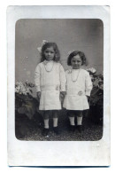 Carte Photo De Deux Petite Fille élégante Dans Un Studio Photo Vers 1910 - Personnes Anonymes