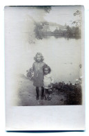 Carte Photo De Deux Petite Fille élégante Posant A Coté D'un Lac A La Campagne Vers 1910 - Personnes Anonymes