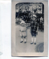 Carte Photo De Deux Petite Fille élégante Posant Dans La Rue D'un Ville En 1925 - Personnes Anonymes