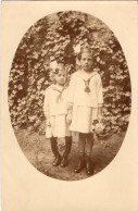 Carte Photo De Deux Petite Fille élégante Posant Dans Leurs Jardin Vers 1920 - Personnes Anonymes