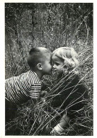 Enfants - Image - Autres - Ken Heyman - Whispering In The Grass , Connecticut - CPM - Voir Scans Recto-Verso - Otros & Sin Clasificación