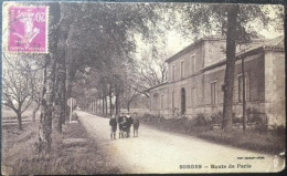 Cpa 24 Dordogne, Sorges, Route De Paris, Animée, Enseigne Pensionnat St Marie, écrite En 1934 - Otros & Sin Clasificación
