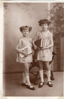 Carte Photo De Deux Petite Fille élégante Posant Dans Leurs Jardin Vers 1920 - Personnes Anonymes