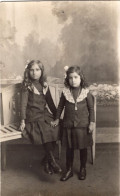 Carte Photo De Deux Jeune Filles élégante Posant Dans Un Studio Photo - Anonyme Personen