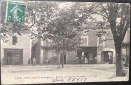 Cpa 24 Dordogne, Sorges, Place Du Champ De Foire, Animée, Enseignes Pharmacie, Plaque Chocolat Menier, éd O.D.P - Autres & Non Classés