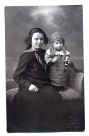Carte Photo D'une Jeune Fille élégante Avec Une Petite Fille élégante Dans Un Studio Photo Vers 1910 - Anonieme Personen