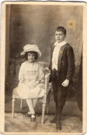 Carte Photo D'une Jeune Fille élégante Avec Un Jeune Garcon Posant Dans Un Studio Photo - Anonyme Personen