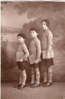 Carte Photo D'une Jeune Fille élégante Avec Deux Jeune Garcons Posant Dans Un Studio Photo - Anonieme Personen