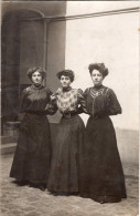 Carte Photo De Trois Jeune Femmes élégante Posant Dans La Cour De Leurs Maison Vers 1905 - Anonieme Personen
