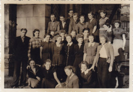 Altes Foto Vintage.  Gruppe Junge Frauen Und Männer Ca 1950 (  B14  ) - Anonieme Personen