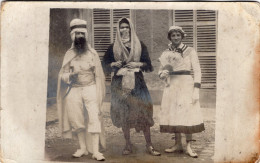 Carte Photo De Trois Jeune Homme Déguisé Dans La Cour De Leurs Maison - Anonyme Personen