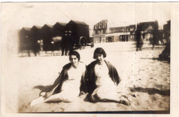 Carte Photo De Deux Femmes Assise Sur La Plage De Malo-les-Bains Vers 1920 - Anonieme Personen